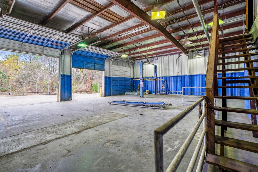 More Photos Of 80 Sorters McClellan rd, Kingwood Warehouse For Sale