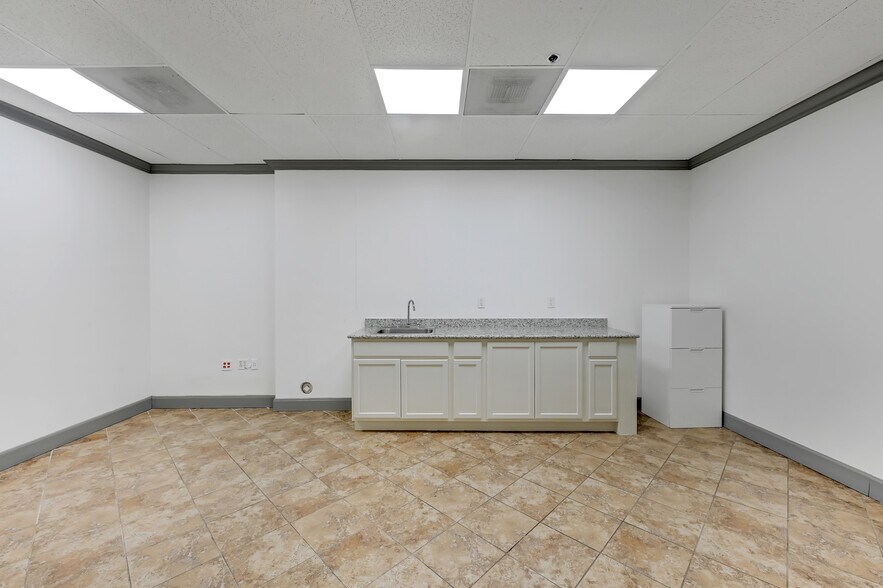 More Photos Of 1124 Blalock Rd, Houston Warehouse For Lease