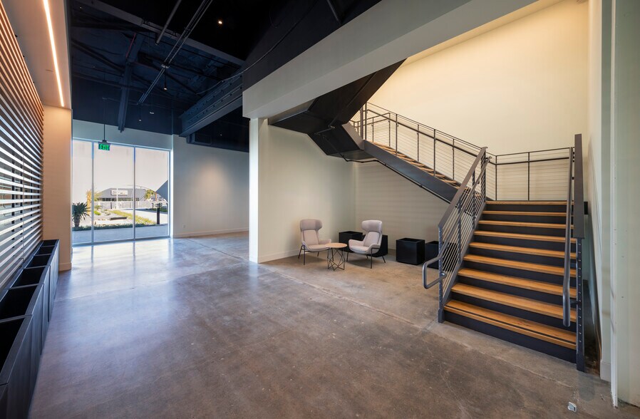 More Photos Of 150 Industrial Rd, San Carlos Flex For Sale