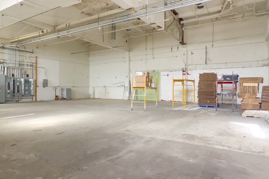 More Photos Of 1722 15th St, Oakland Warehouse For Lease