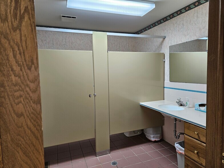 More Photos Of 3165 Cabaret Trl S, Saginaw Office For Sale