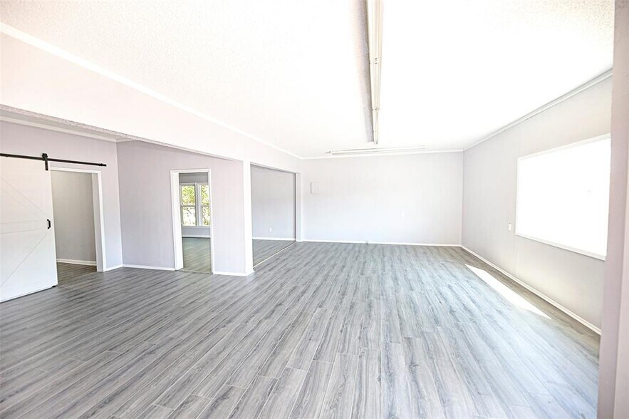 More Photos Of 410 W Wise St, Bowie Light Manufacturing For Sale