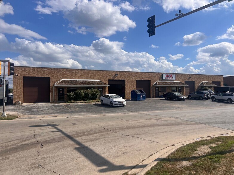 More Photos Of 13901-13909 Kostner St, Crestwood Warehouse For Sale