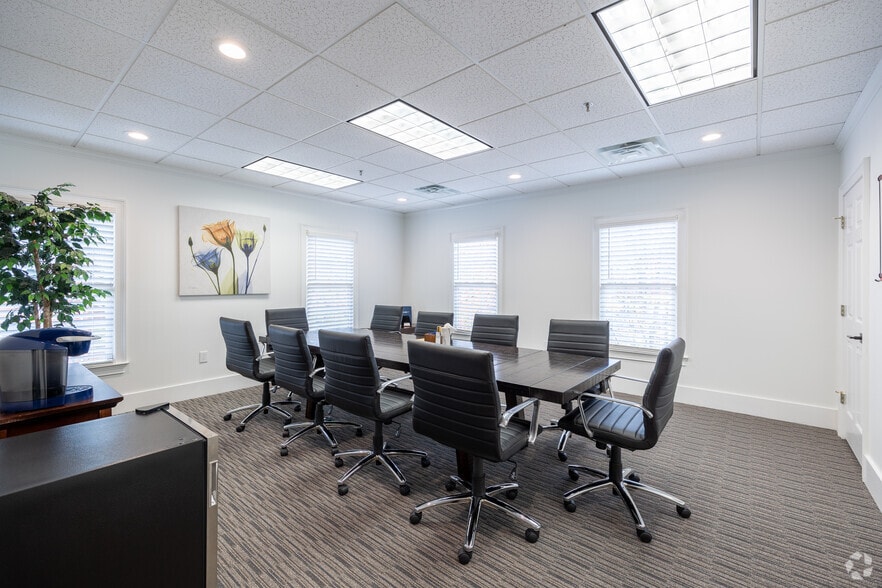 More Photos Of 284 S Main St, Alpharetta Unknown For Lease