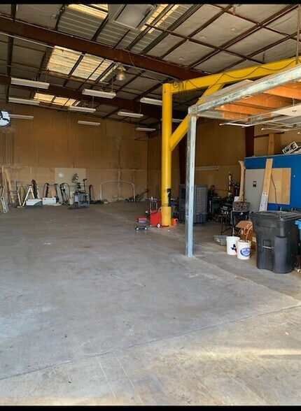 More Photos Of 415 E Main St, Lewisville Flex For Sale