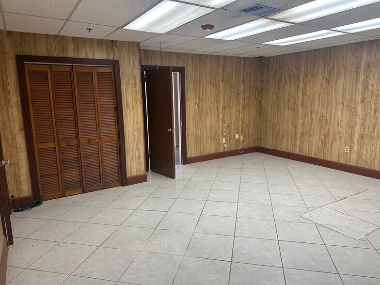 More Photos Of 1675-1677 W 31st Pl, Hialeah Manufacturing For Lease