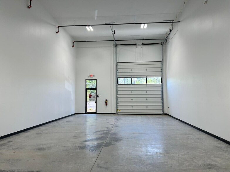 More Photos Of 3770 Francis Cir, Alpharetta Light Distribution For Lease