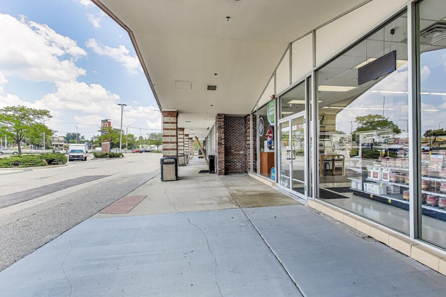 More Photos Of 675 W Golf Rd, Hoffman Estates Storefront For Lease