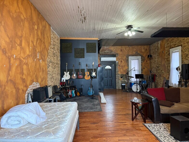 More Photos Of 207 W Main St, Ash Grove General Retail For Sale