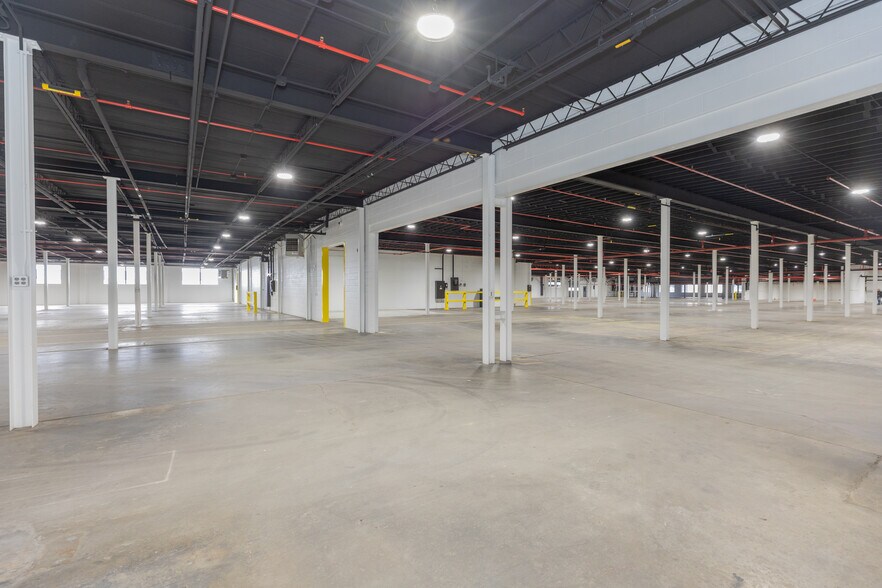 More Photos Of 955 E Diamond Ave, Evansville Manufacturing For Lease