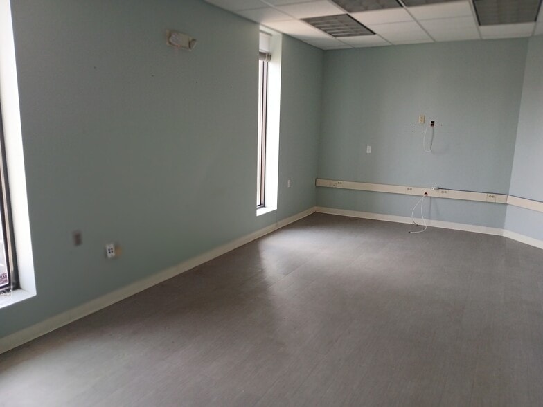 More Photos Of 240 Sargent Dr, New Haven Manufacturing For Lease