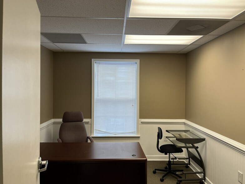 More Photos Of 10712 Ballantraye Dr, Fredericksburg Office Residential For Lease