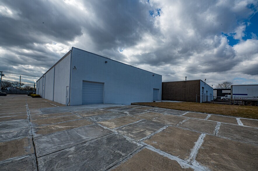 More Photos Of 609 Acorn St, Deer Park Warehouse For Sale