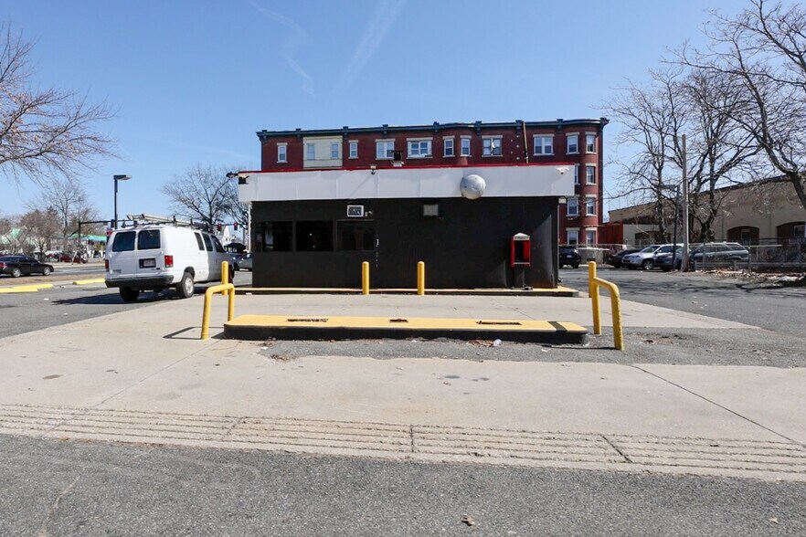 More Photos Of 671 State St, Springfield Convenience Store For Sale