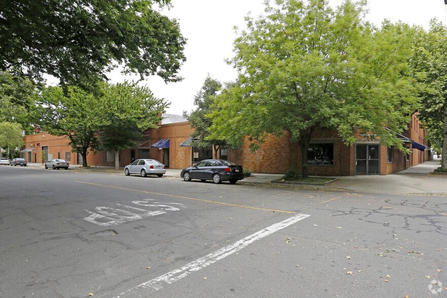 More Photos Of 320-350 Alhambra Blvd, Sacramento Warehouse For Lease