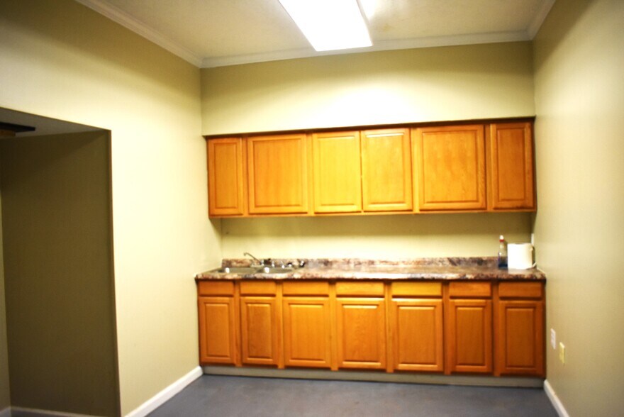 More Photos Of 104 N College St, Gadsden General Retail For Sale