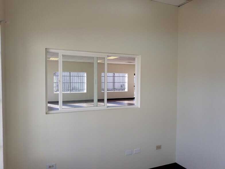 More Photos Of 1551 Chambers Rd, Aurora Freestanding For Lease