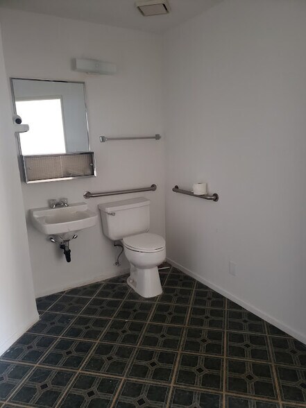 More Photos Of 1660 Lakeside Dr, Bullhead City Medical For Lease