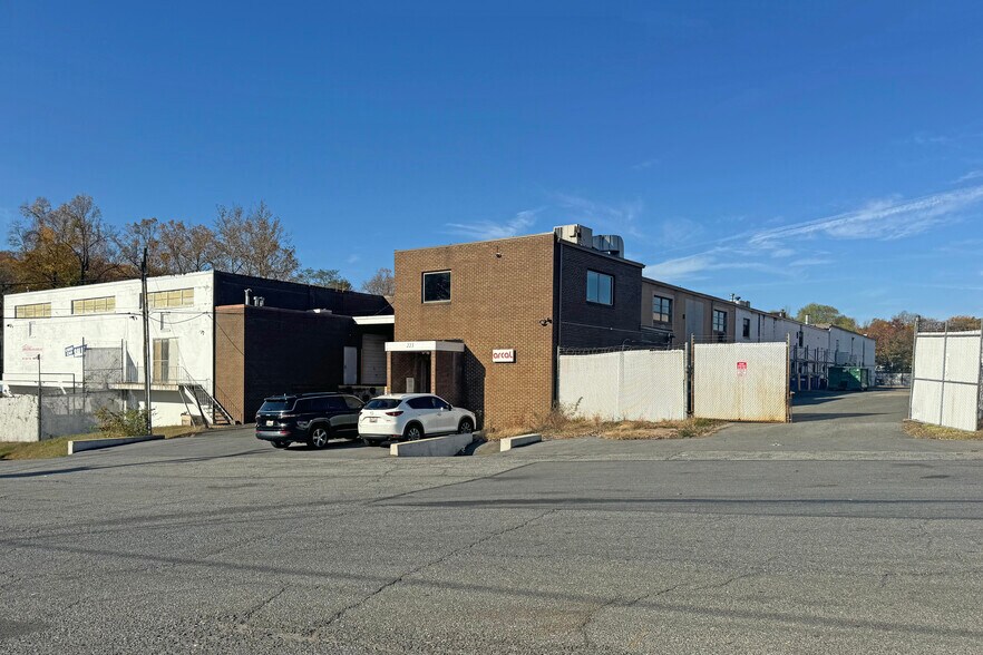 More Photos Of 223 Westhampton Ave, Capitol Heights Warehouse For Lease