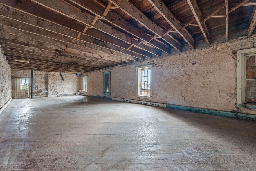 More Photos Of 104 E College St, Stephenville General Retail For Sale