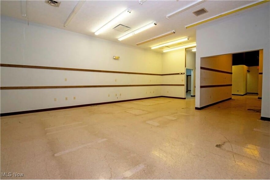 More Photos Of 390 E Wood St, Shreve Flex For Sale