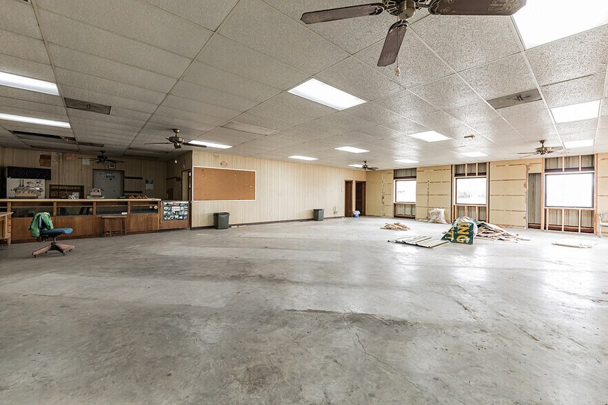 More Photos Of 704 W University Ave, Georgetown Light Distribution For Lease