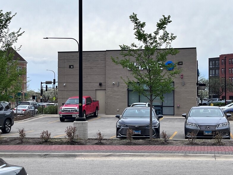 More Photos Of 16 W Busse Ave, Mount Prospect Apartments For Lease