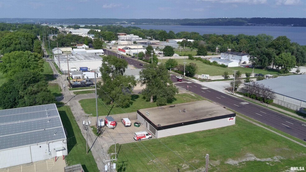 More Photos Of 817 NE Adams St, Peoria Warehouse For Sale