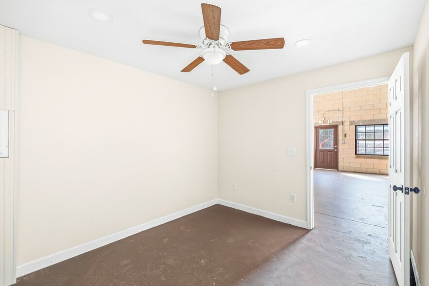 More Photos Of 902 S Leavitt Ave, Orange City Warehouse For Lease