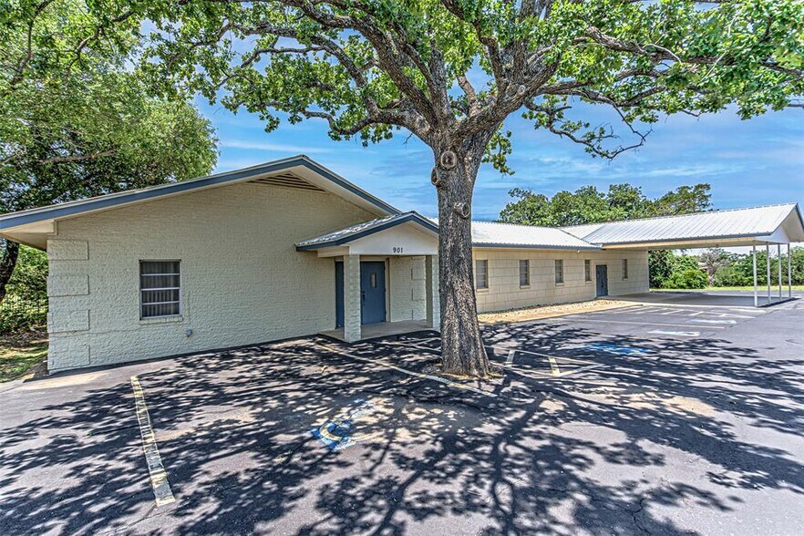 More Photos Of 901 Lillian Dean, Buchanan Dam Flex For Sale
