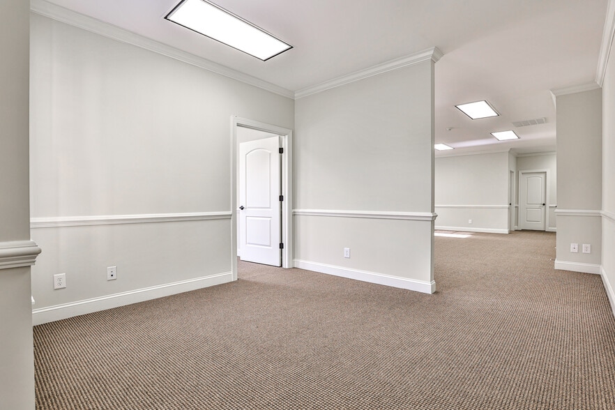More Photos Of 1905 Woodstock Rd, Roswell Office For Lease