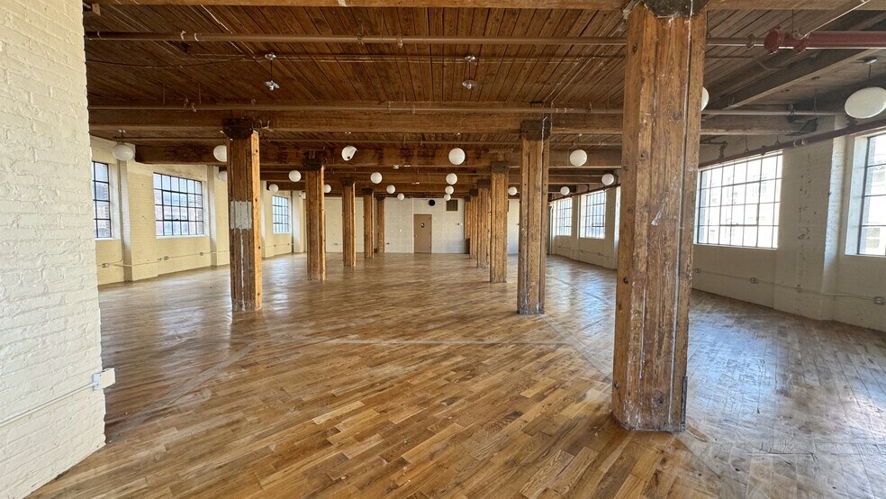More Photos Of 32 Bridge St, Brooklyn Office For Lease
