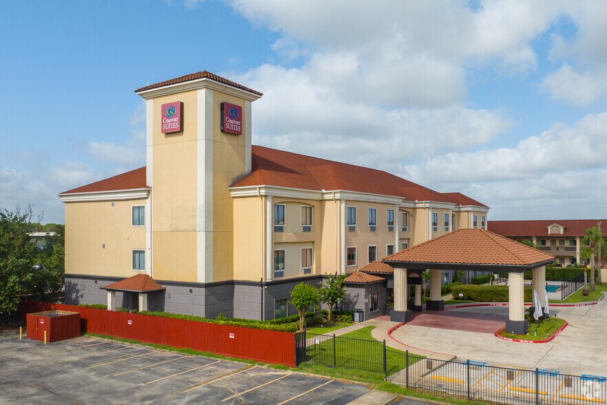 More Photos Of 9120 Airport Blvd, Houston Hotel For Sale