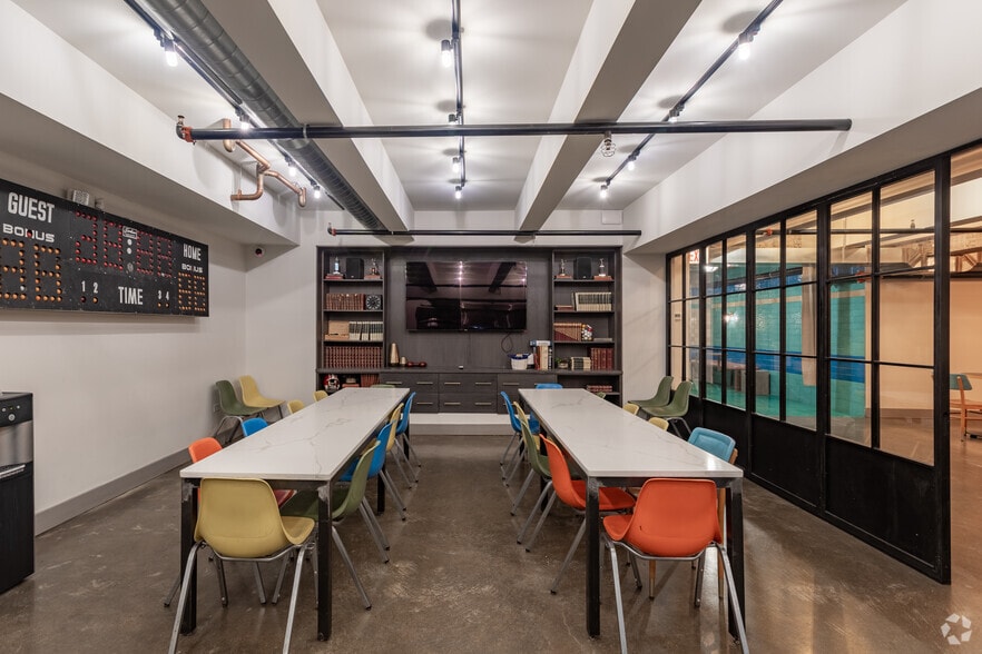 More Photos Of 312 W Chestnut St, Chicago Hotel For Lease