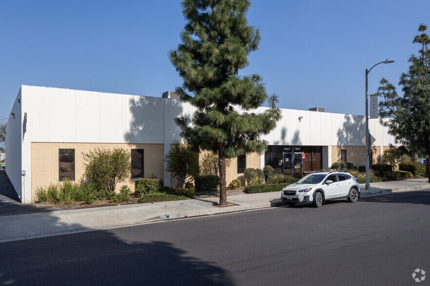 Primary Photo Of 16611-16615 Arminta St, Van Nuys Flex For Lease