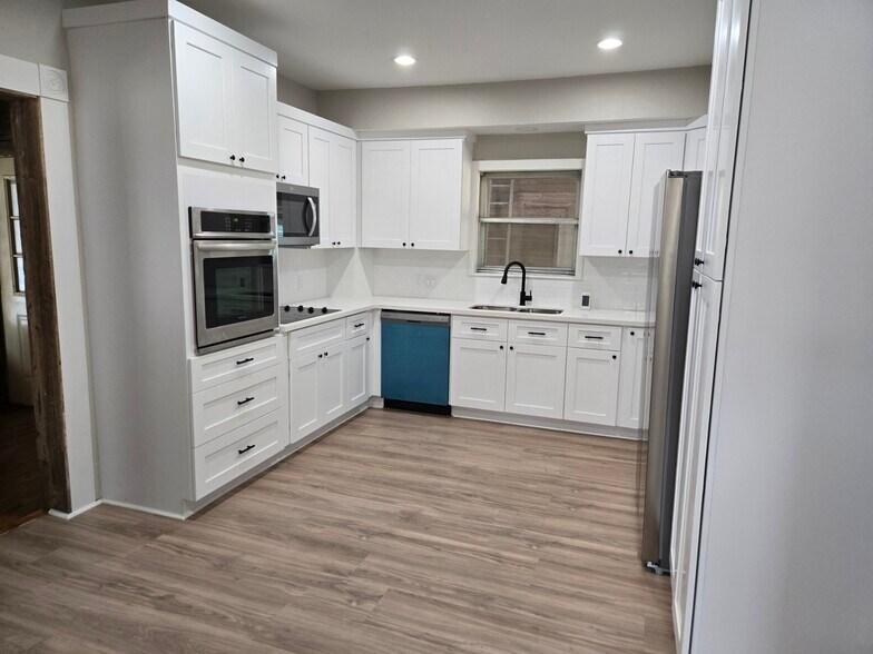 More Photos Of 1523 Avenue C, Katy Flex For Lease