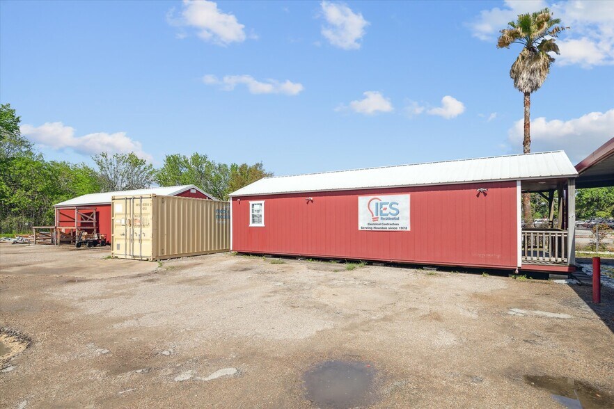 More Photos Of 615 Texas Ave, Webster Warehouse For Sale