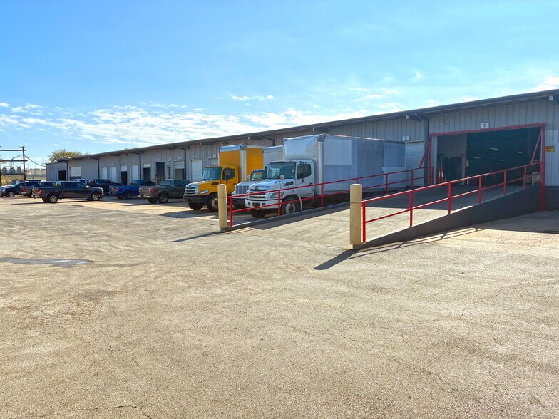 More Photos Of 2100 E Union Bower Rd, Irving Warehouse For Lease