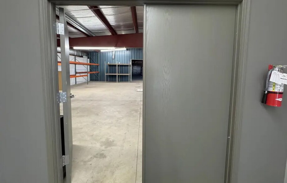 More Photos Of 633 1st Ave, Monroe Showroom For Lease