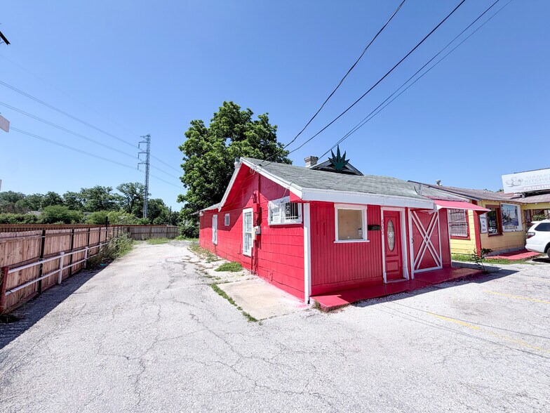 More Photos Of 500 W Hildebrand Ave, San Antonio Storefront For Lease