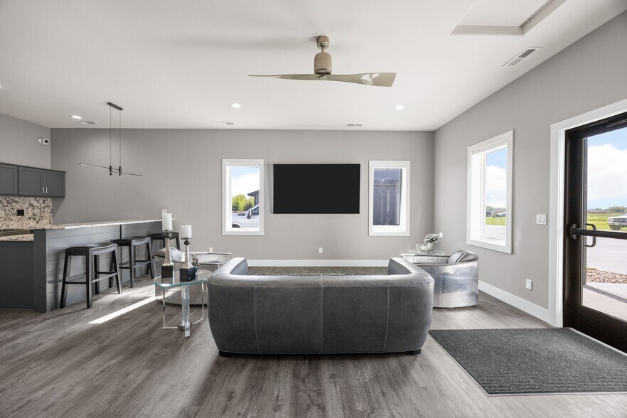 More Photos Of 530 Aircom Dr, Marion Airplane Hangar For Sale