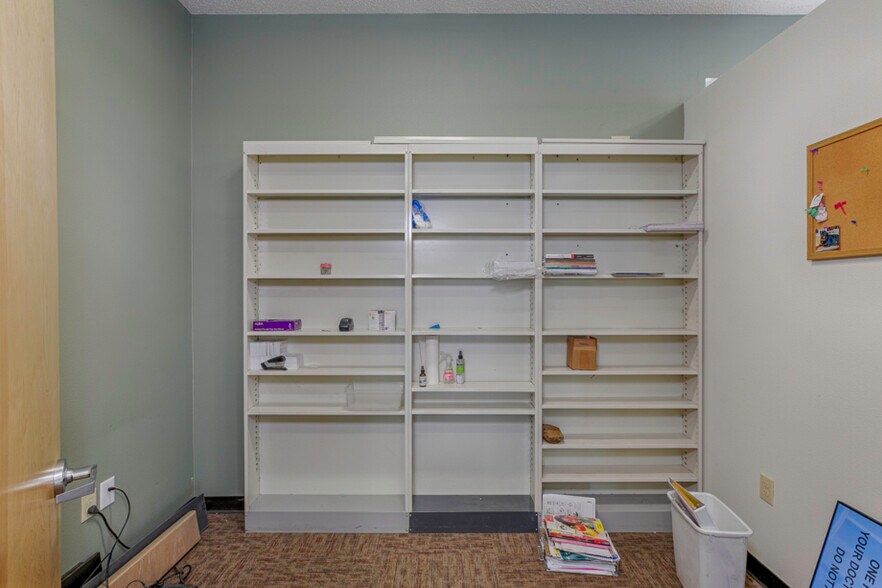 More Photos Of 915 Main Ave, Tillamook Veterinarian Kennel For Lease