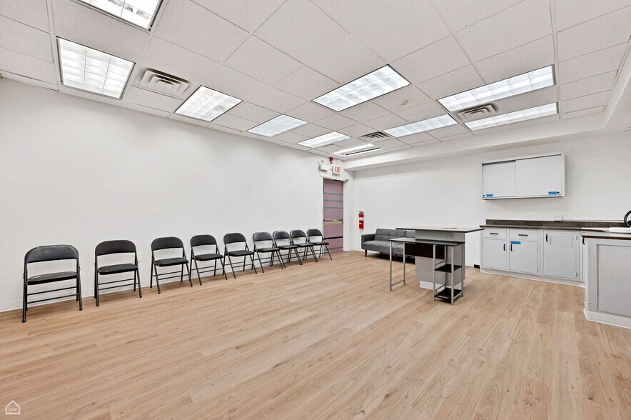 More Photos Of 837 Mannheim Rd, Bellwood Showroom For Sale