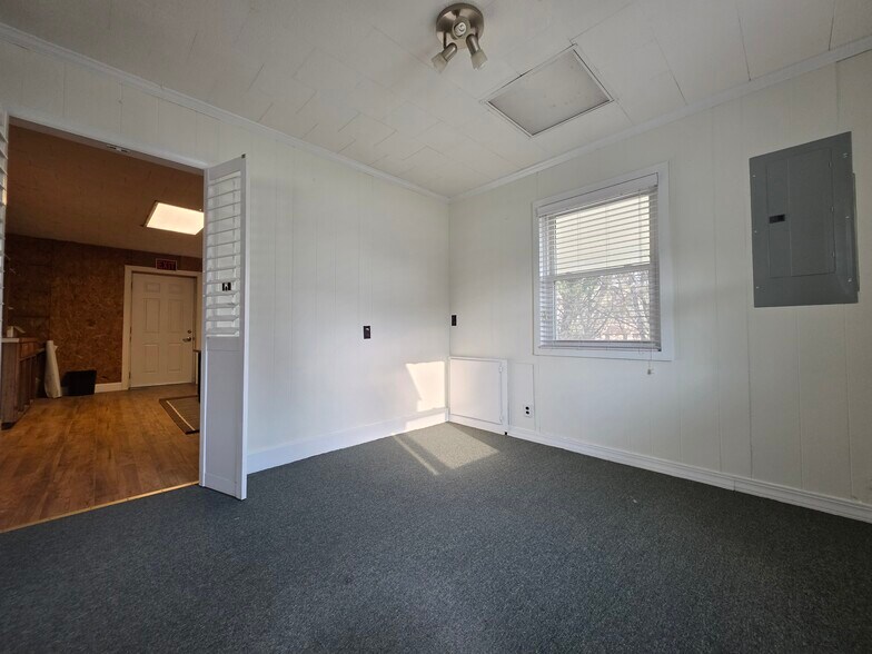 More Photos Of 2034 W 5th St, Washington Showroom For Sale