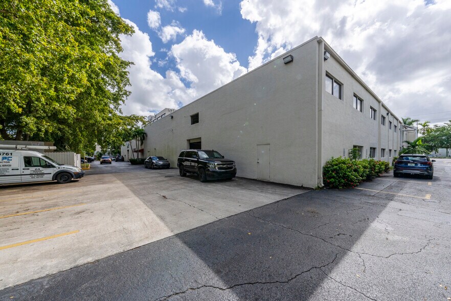 More Photos Of 6405 NW 36th St, Miami Medical For Lease