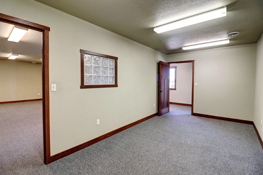 More Photos Of 5402 53rd Ave S, Fargo Auto Repair For Lease