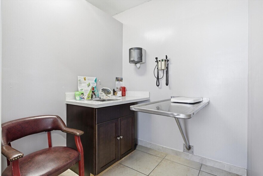 More Photos Of 3240 NW 7th St, Miami Office For Sale