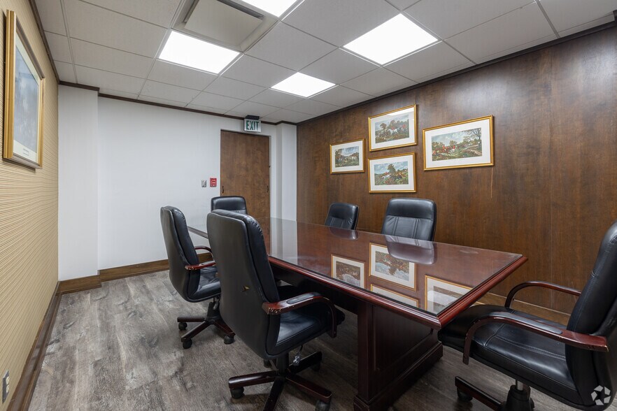 More Photos Of 800 Broadway St, San Antonio Office For Sale