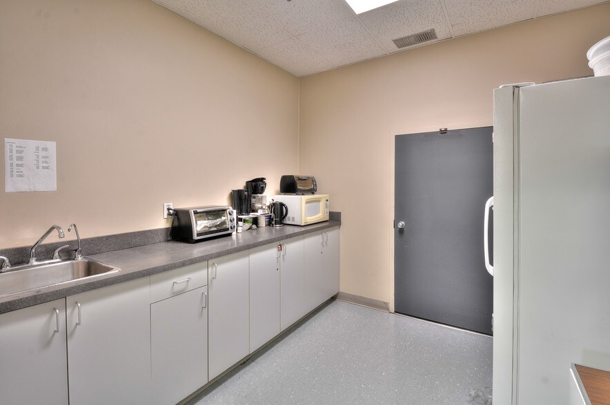 More Photos Of 2396-2400 Rue De La Province, Longueuil Office For Sale