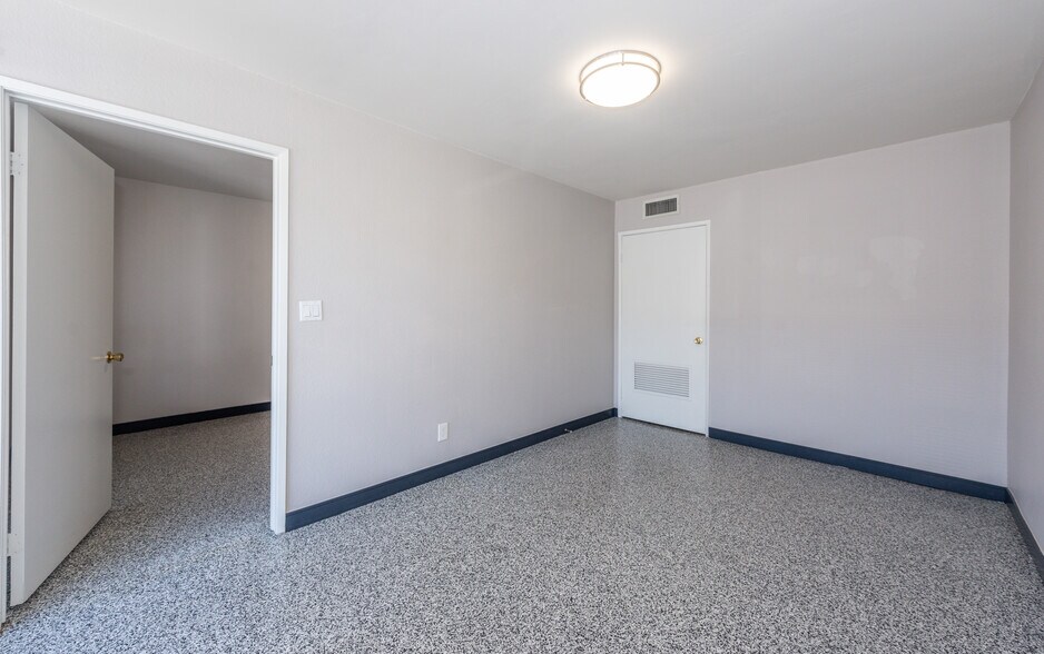 More Photos Of 711 W 17th St, Costa Mesa Light Manufacturing For Lease